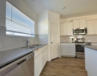 104 Ulmus St - Photo Thumbnail 4