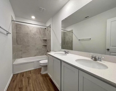 104 Ulmus St - Photo Thumbnail 7