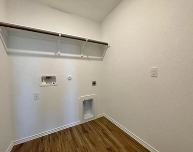 104 Ulmus St - Photo Thumbnail 8