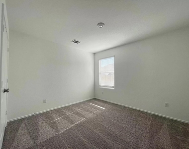 104 Ulmus St - Photo Thumbnail 9