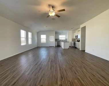 104 Ulmus St - Photo Thumbnail 2