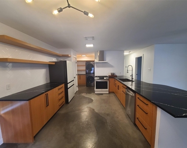 1147 Brookswood Ave - Photo Thumbnail 6