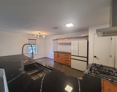 1147 Brookswood Ave - Photo Thumbnail 9