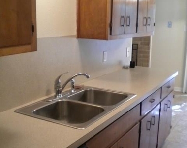 1305 Glenda Dr - Photo Thumbnail 6