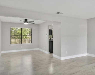 1612 Hermitage Dr - Photo Thumbnail 3