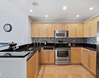 400 E Bay Street - Photo Thumbnail 5
