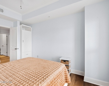 400 E Bay Street - Photo Thumbnail 9
