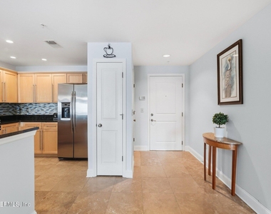 400 E Bay Street - Photo Thumbnail 4