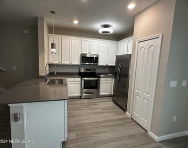 7371 Palm Hills Drive - Photo Thumbnail 14