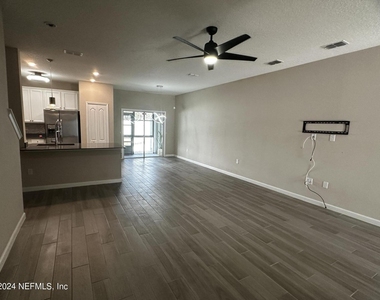 7371 Palm Hills Drive - Photo Thumbnail 10