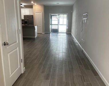 7371 Palm Hills Drive - Photo Thumbnail 5