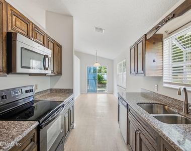 678 5th Avenue N - Photo Thumbnail 8