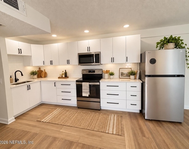 402 S 8th Avenue - Photo Thumbnail 2