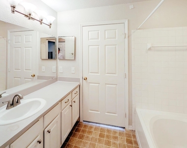 13700 Richmond Park Drive N - Photo Thumbnail 10