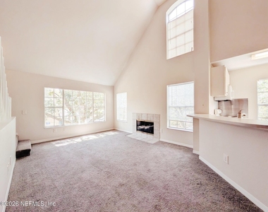 13700 Richmond Park Drive N - Photo Thumbnail 5