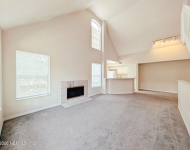 13700 Richmond Park Drive N - Photo Thumbnail 6