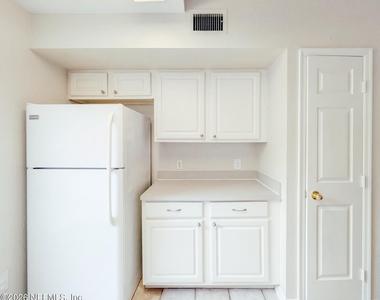 13700 Richmond Park Drive N - Photo Thumbnail 2