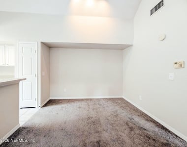 13700 Richmond Park Drive N - Photo Thumbnail 4