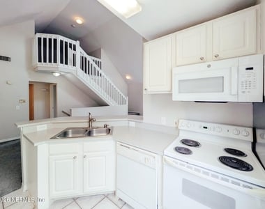 13700 Richmond Park Drive N - Photo Thumbnail 1