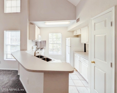 13700 Richmond Park Drive N - Photo Thumbnail 3