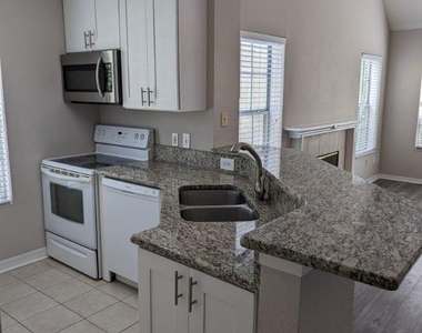 13703 Richmond Park Drive N - Photo Thumbnail 9