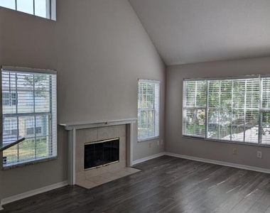 13703 Richmond Park Drive N - Photo Thumbnail 5