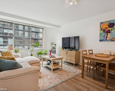 211 E Ohio Street - Photo Thumbnail 4