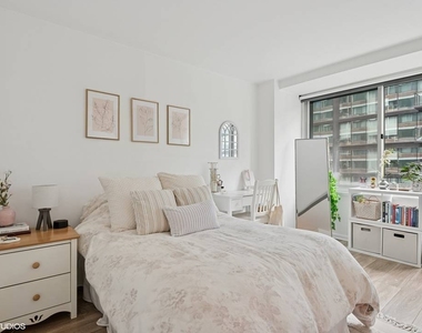 211 E Ohio Street - Photo Thumbnail 10