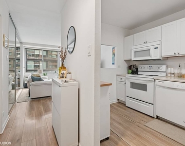 211 E Ohio Street - Photo Thumbnail 9