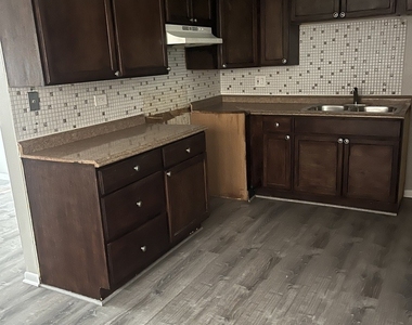 9409 S 79th Court - Photo Thumbnail 4