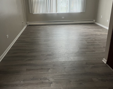 9409 S 79th Court - Photo Thumbnail 3