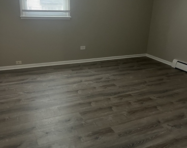 9409 S 79th Court - Photo Thumbnail 5