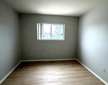 56 1/2 Main Street - Photo Thumbnail 5