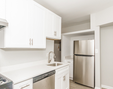 2722 W Rosemont Avenue - Photo Thumbnail 4