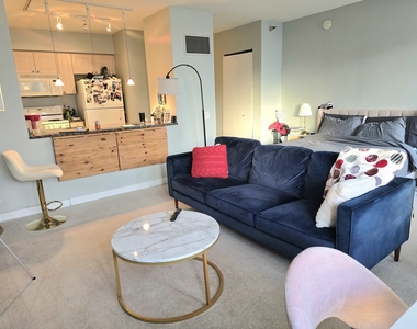 512 N Mcclurg Court - Photo Thumbnail 2