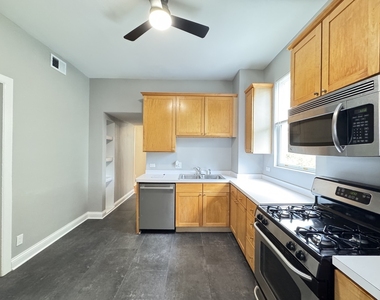 2101 W Montrose Avenue - Photo Thumbnail 2