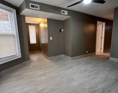 2835 N Ridgeway Avenue - Photo Thumbnail 7