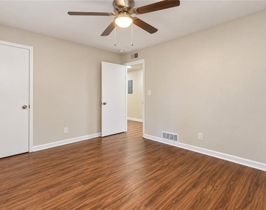 3203 E Point Street - Photo Thumbnail 8