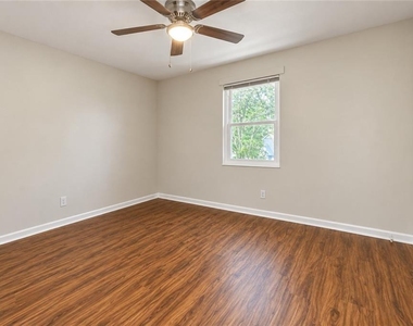 3203 E Point Street - Photo Thumbnail 7