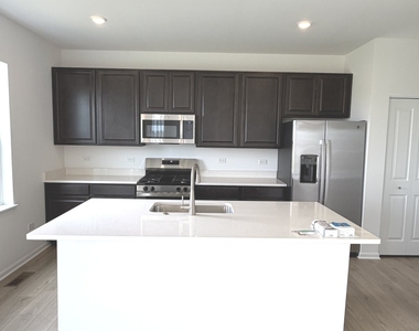 385 Danforth Drive - Photo Thumbnail 5