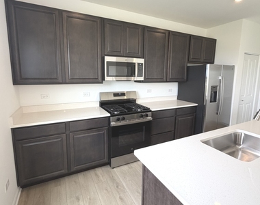 385 Danforth Drive - Photo Thumbnail 4