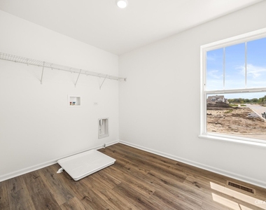 385 Danforth Drive - Photo Thumbnail 19