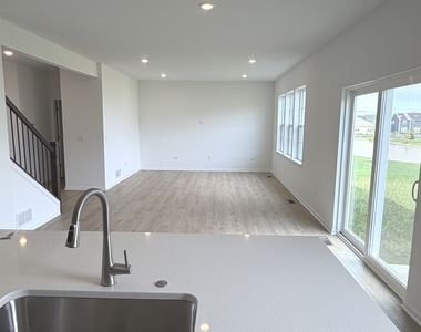385 Danforth Drive - Photo Thumbnail 7