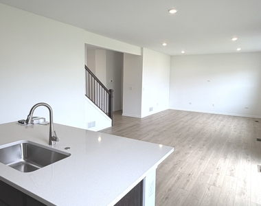 385 Danforth Drive - Photo Thumbnail 6