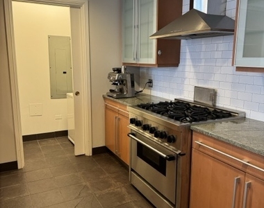 445 E North Water Street - Photo Thumbnail 6