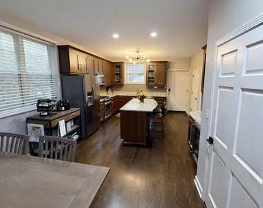 1635 W Beach Avenue - Photo Thumbnail 3