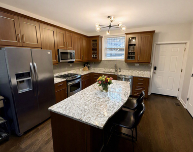 1635 W Beach Avenue - Photo Thumbnail 4