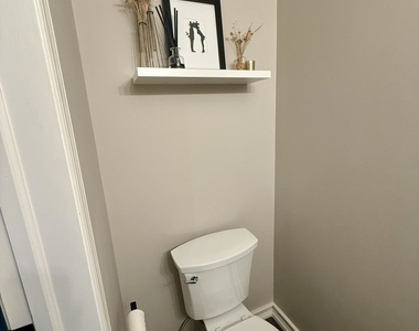 1635 W Beach Avenue - Photo Thumbnail 15