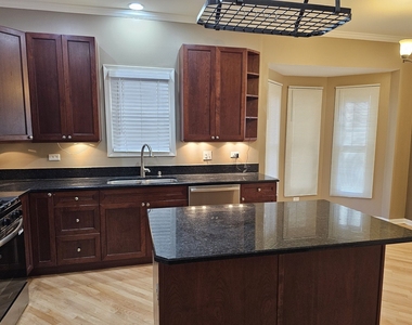 1310 W Fletcher Street - Photo Thumbnail 3