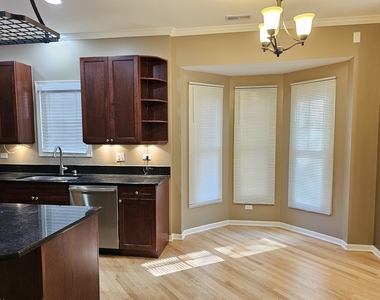 1310 W Fletcher Street - Photo Thumbnail 6